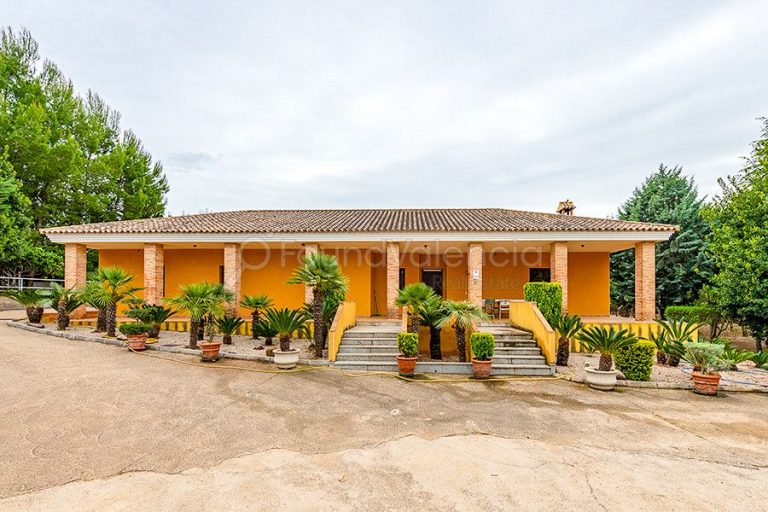 Maison de campagne construite en 2005 avec un terrain de 15 000m2.