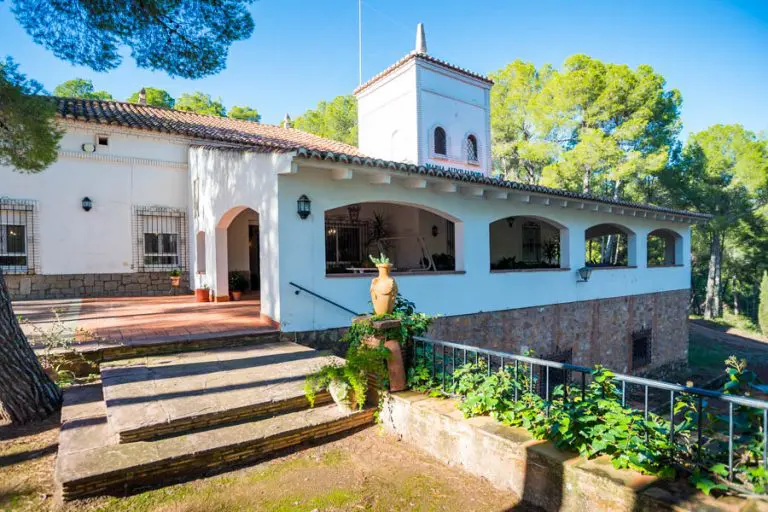 Masia de 500m2 sur un terrain de 12.000m2, des maisons supplémentaires peuvent être construites.