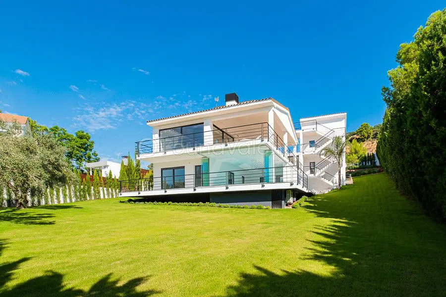 Propriété luxueuse et de haute qualité située dans un endroit idyllique de style country-estate à El Bosque.