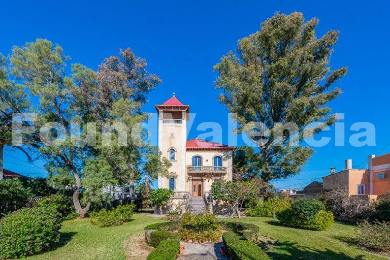 Magnificent Villa located in front of the beach of Burriana.