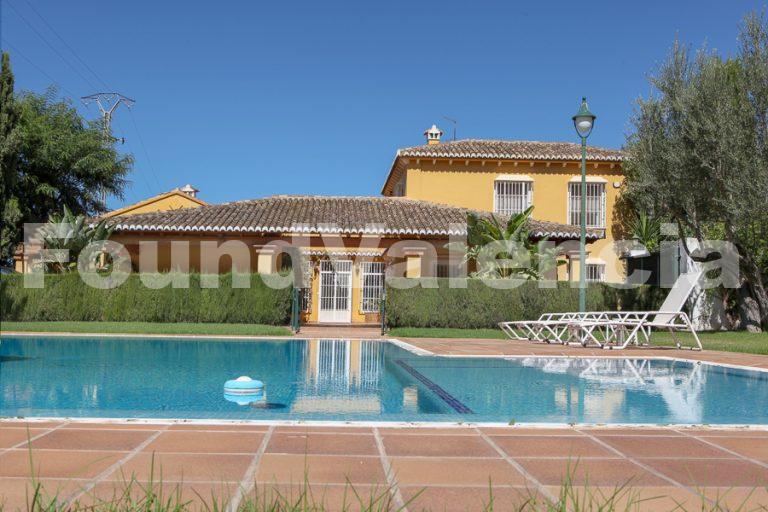 Splendide maison de campagne avec piscine, écuries, maison d’invités et vaste terrain. 5 Splendide maison de campagne avec piscine, écuries, maison d’invités et vaste terrain.