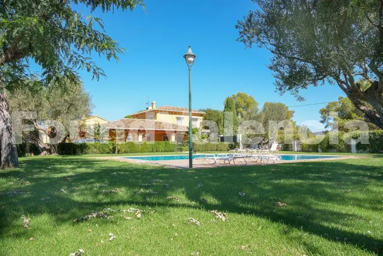 Splendide maison de campagne avec piscine, écuries, maison d’invités et vaste terrain.