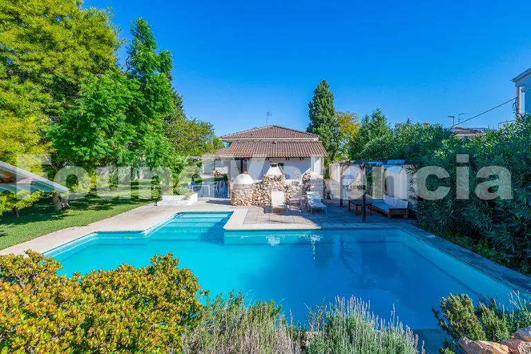 Charmant Chalet Indépendant avec de Vastes Jardins et Conforts Modernes à La Pobla de Vallbona