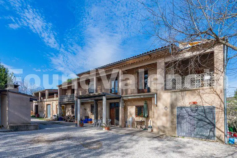 Ferme avec deux maisons et terres à cultiver