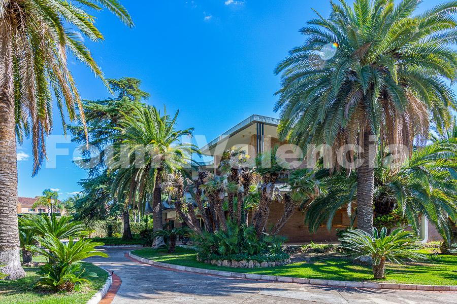 Terrain de 4800 m2, avec maison de 800m2 à vendre à La Eliana Valencia.