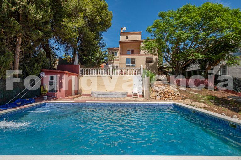 Charmante Maison à Calicanto avec Vue, Piscine et Beaucoup de Potentiel