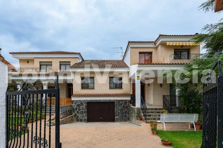 Deux logements en un : villa avec piscine et grand jardin