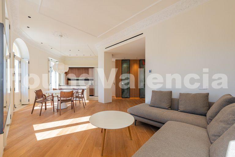 Appartement entièrement rénové dans un bâtiment historique.