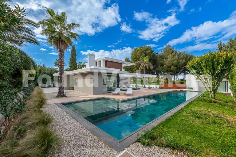 magnifique maison familiale, idéalement située à proximité de la mer Méditerranée dans la belle région de Las Rotas à Denia