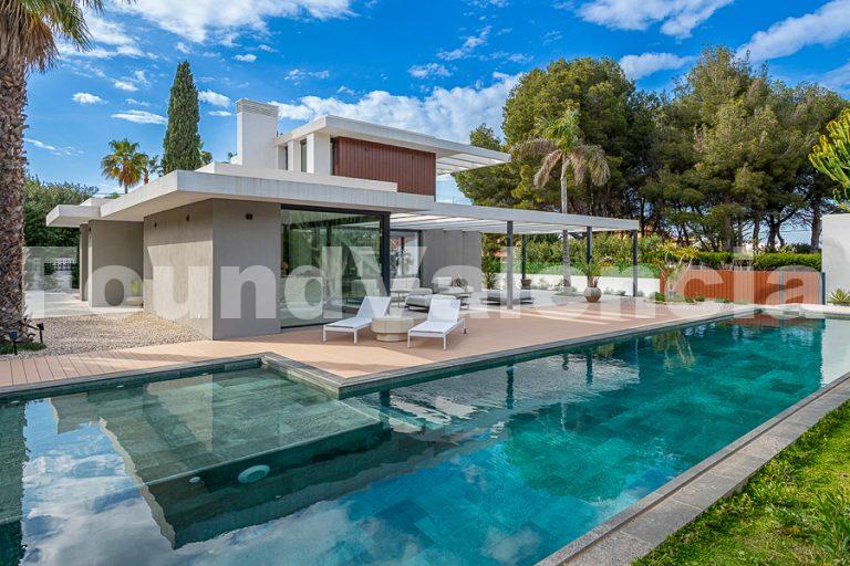 magnifique maison familiale, idéalement située à proximité de la mer Méditerranée dans la belle région de Las Rotas à Denia