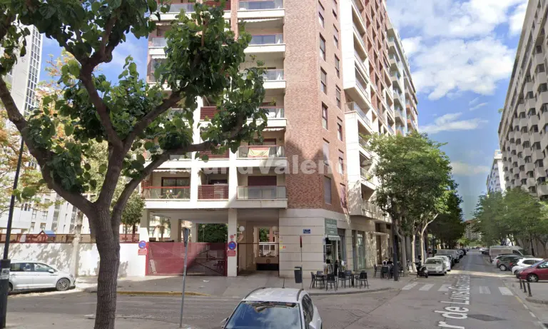 Local commercial avec licence de restaurant près de la Ciudad de las Artes y las Ciencias