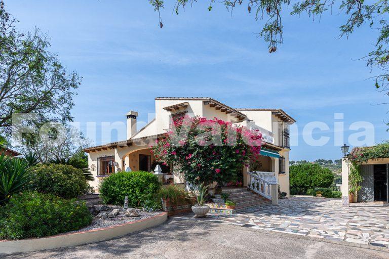 Maison familiale idyllique avec panorama exceptionnel – À seulement 45 minutes de Valence