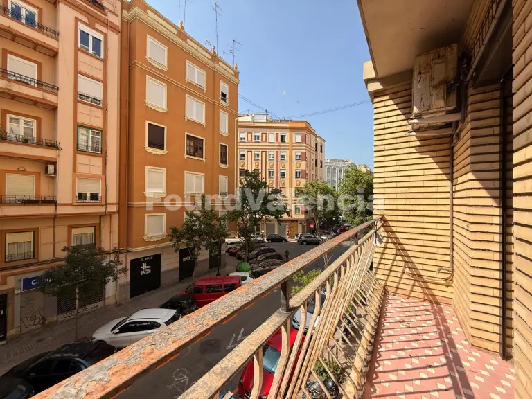 Appartement lumineux avec balcon à rénover à La Pechina