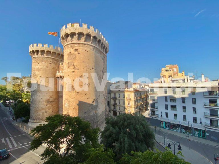 Appartement vue sur les Torres de Quart dans le quartier Botanique