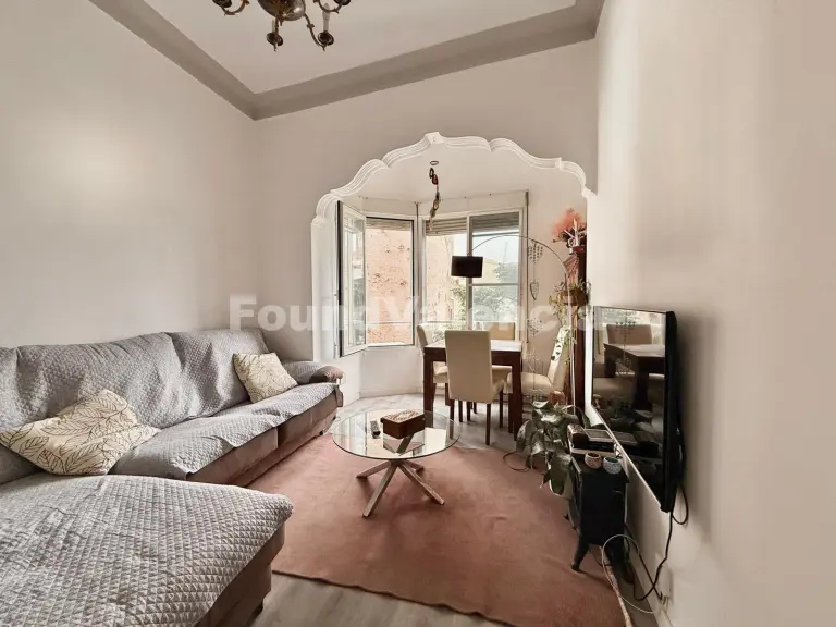 Appartement vue sur les Torres de Quart dans le quartier Botanique