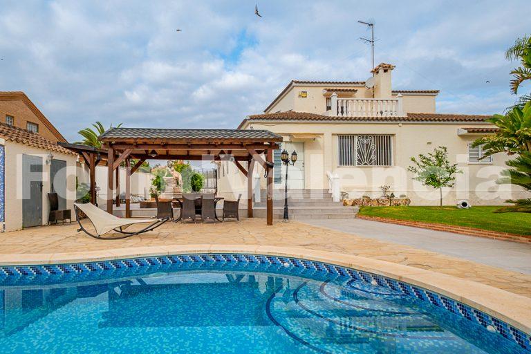 Villa dans l’urbanisation Maravisa très proche d’Eliana