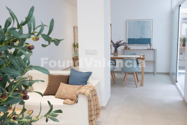 Un rez-de-chaussée rénové avec terrasse et patio privés