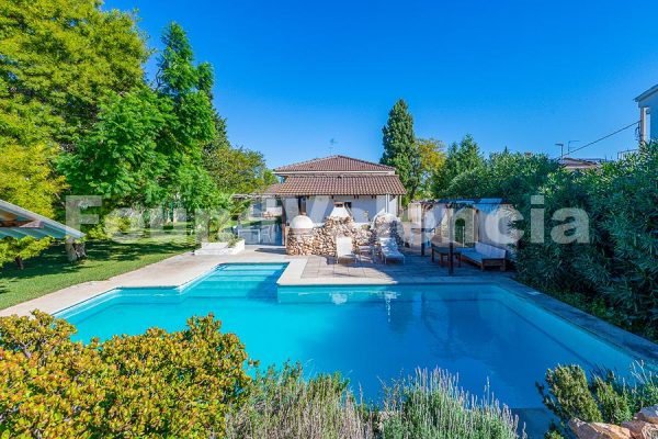 Charmant Chalet Indépendant avec de Vastes Jardins et Conforts Modernes à La Pobla de Vallbona