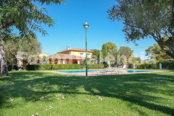 Splendide maison de campagne avec piscine, écuries, maison d’invités et vaste terrain.