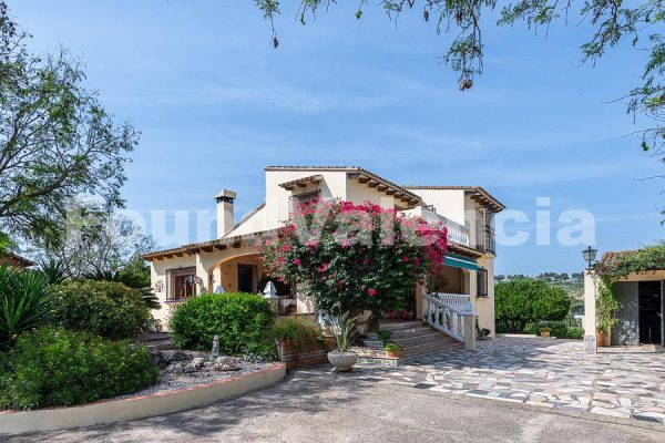 Maison familiale idyllique avec panorama exceptionnel – À seulement 45 minutes de Valence