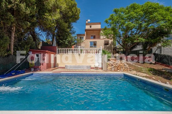 Charmante Maison à Calicanto avec Vue, Piscine et Beaucoup de Potentiel