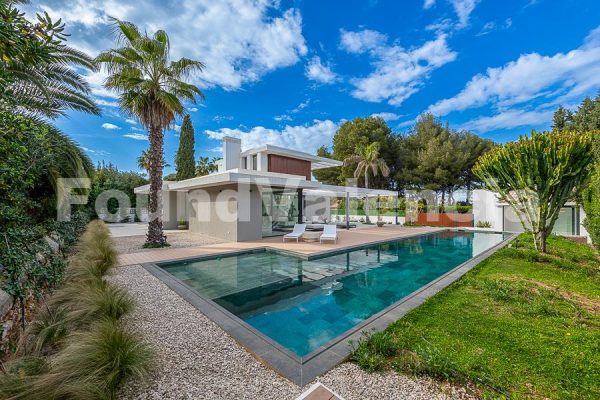 magnifique maison familiale, idéalement située à proximité de la mer Méditerranée dans la belle région de Las Rotas à Denia
