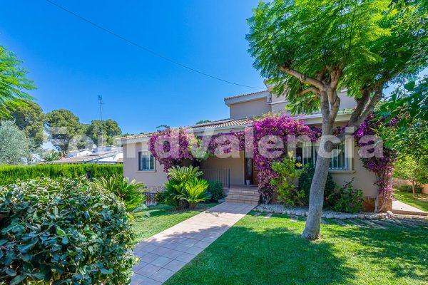 Charmante Villa Meublée à Louer – À Seulement 5 Minutes de La Eliana, Valence