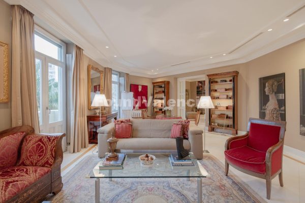 Un Joyau Moderniste Unique au Cœur de Valence