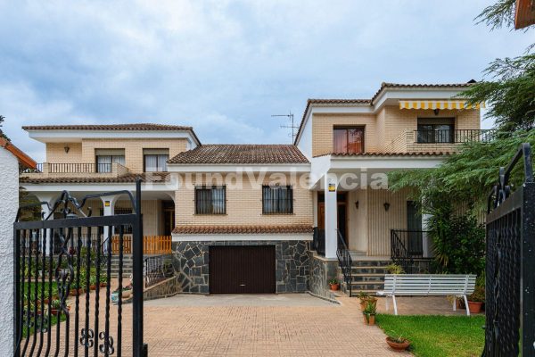 Deux logements en un : villa avec piscine et grand jardin