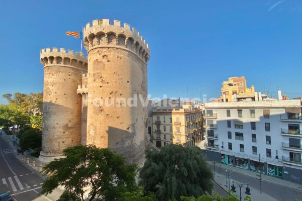 Appartement vue sur les Torres de Quart dans le quartier Botanique
